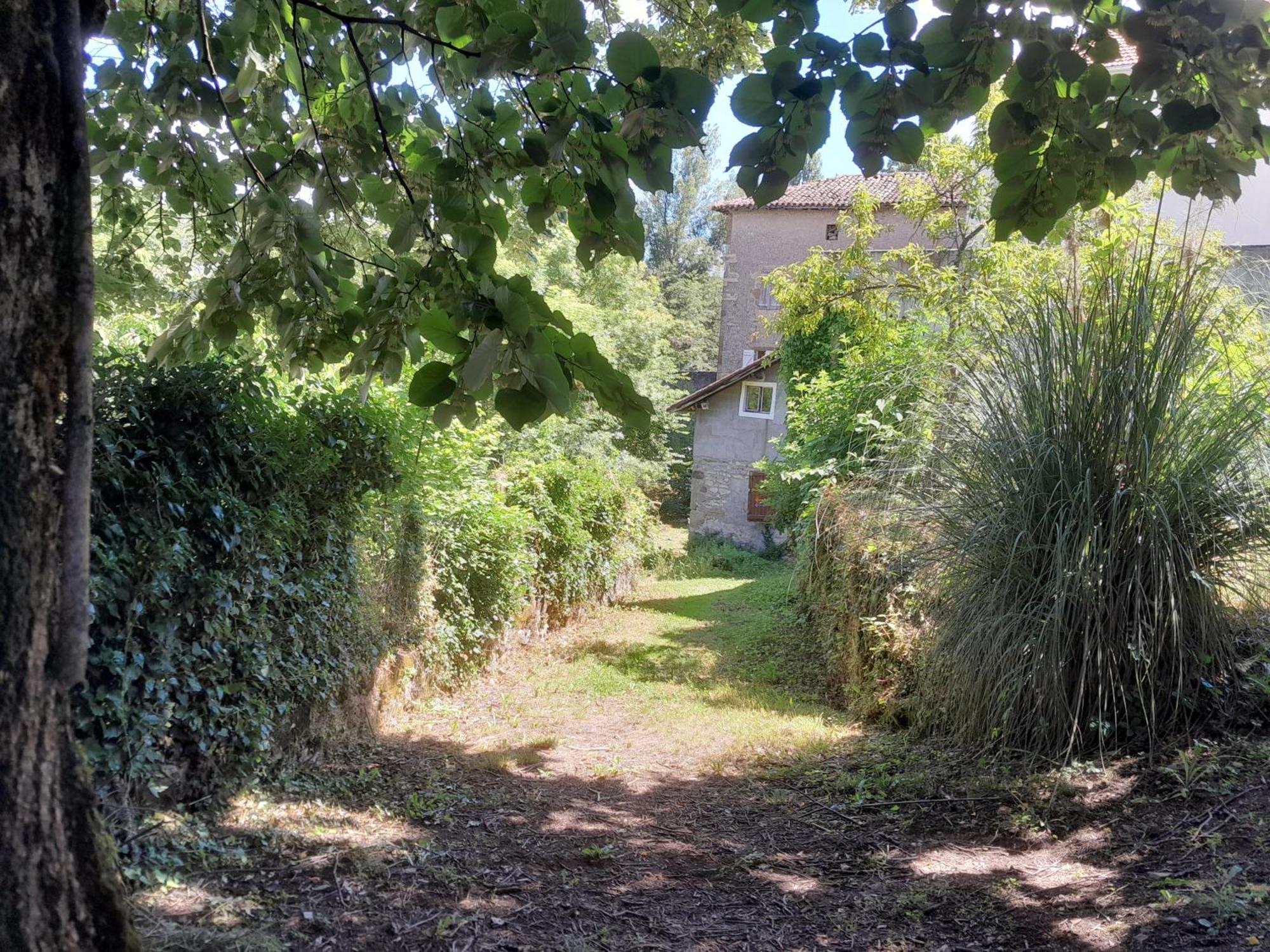 Privatif Equipe En Bord De Riviere Figeac
